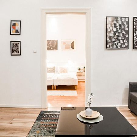 Stylish And Spacious ! Central Location Kazincy Netflix Budapest Esterno foto