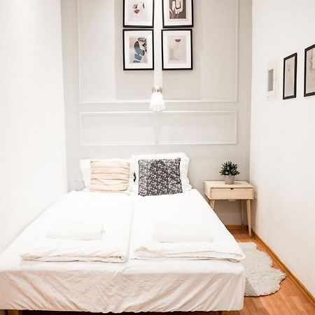 Stylish And Spacious ! Central Location Kazincy Netflix Budapest Esterno foto