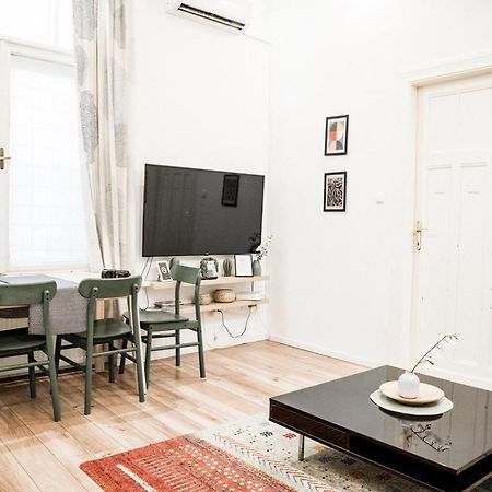 Stylish And Spacious ! Central Location Kazincy Netflix Budapest Esterno foto
