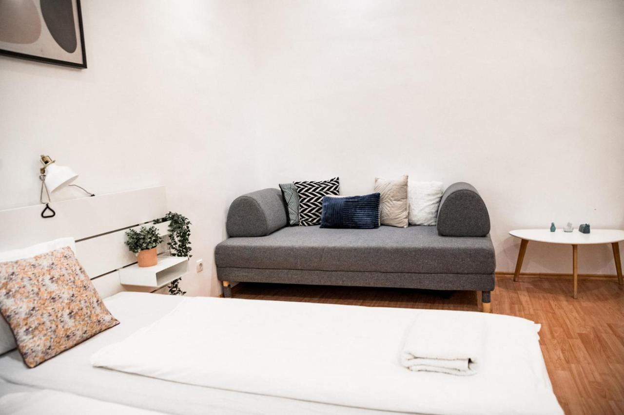 Stylish And Spacious ! Central Location Kazincy Netflix Budapest Esterno foto