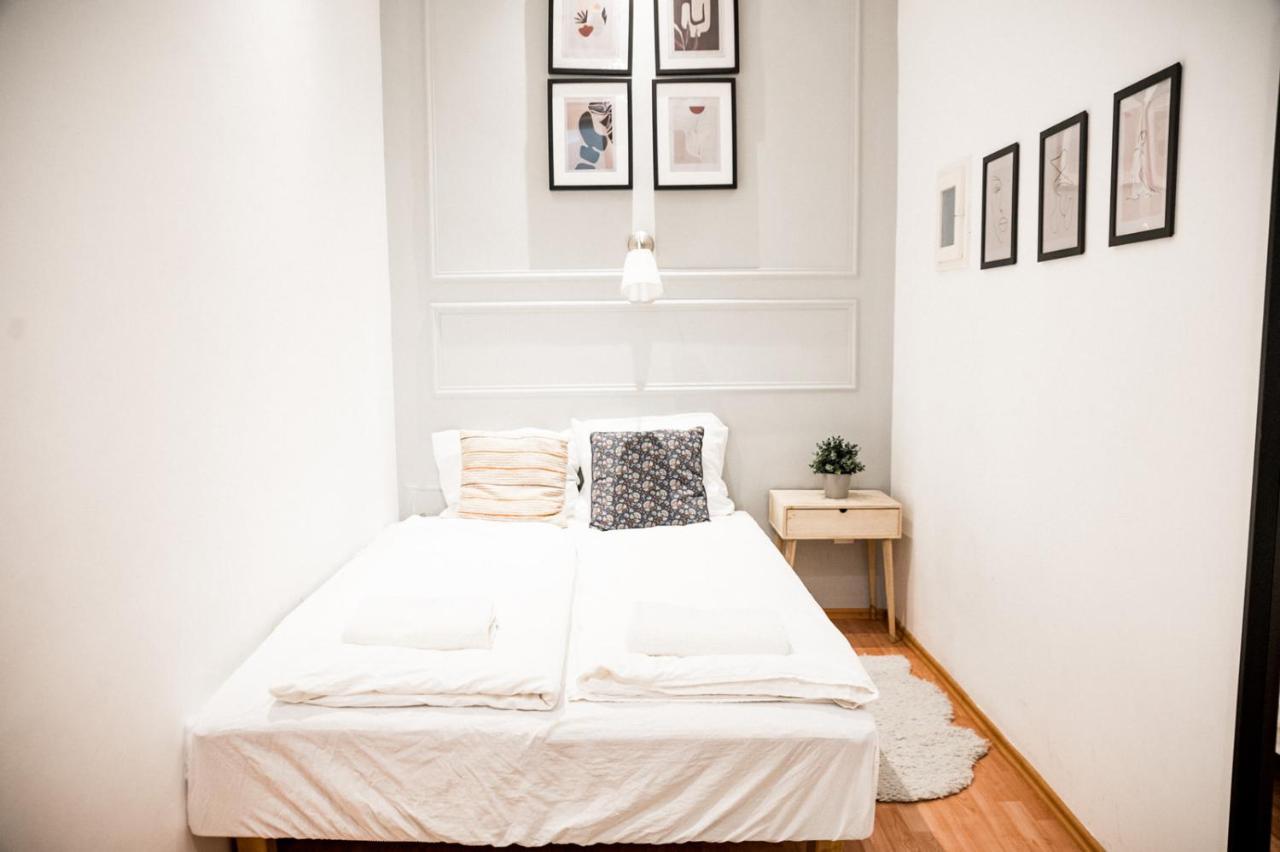 Stylish And Spacious ! Central Location Kazincy Netflix Budapest Esterno foto