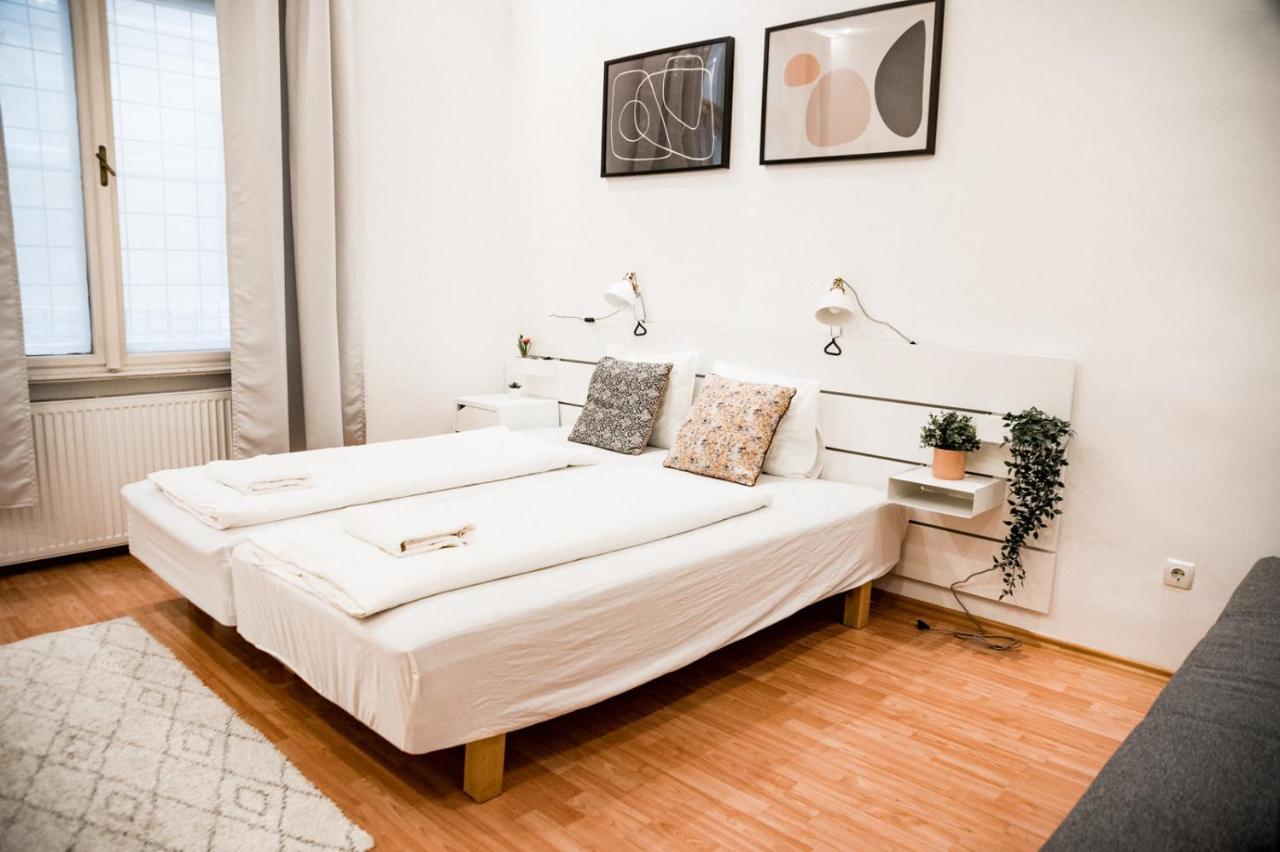 Stylish And Spacious ! Central Location Kazincy Netflix Budapest Esterno foto