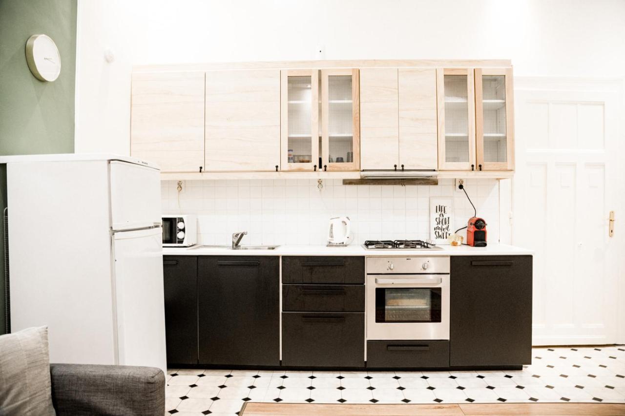 Stylish And Spacious ! Central Location Kazincy Netflix Budapest Esterno foto