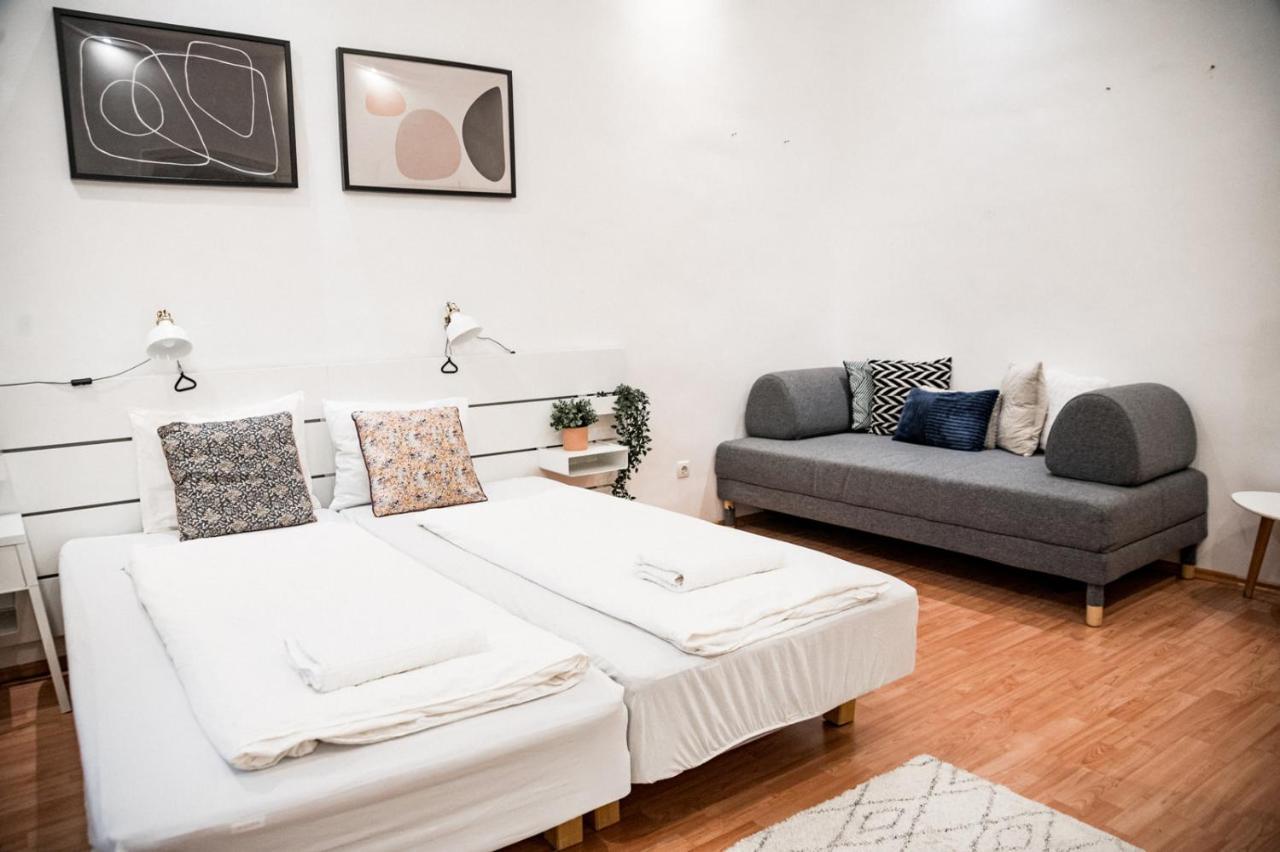 Stylish And Spacious ! Central Location Kazincy Netflix Budapest Esterno foto