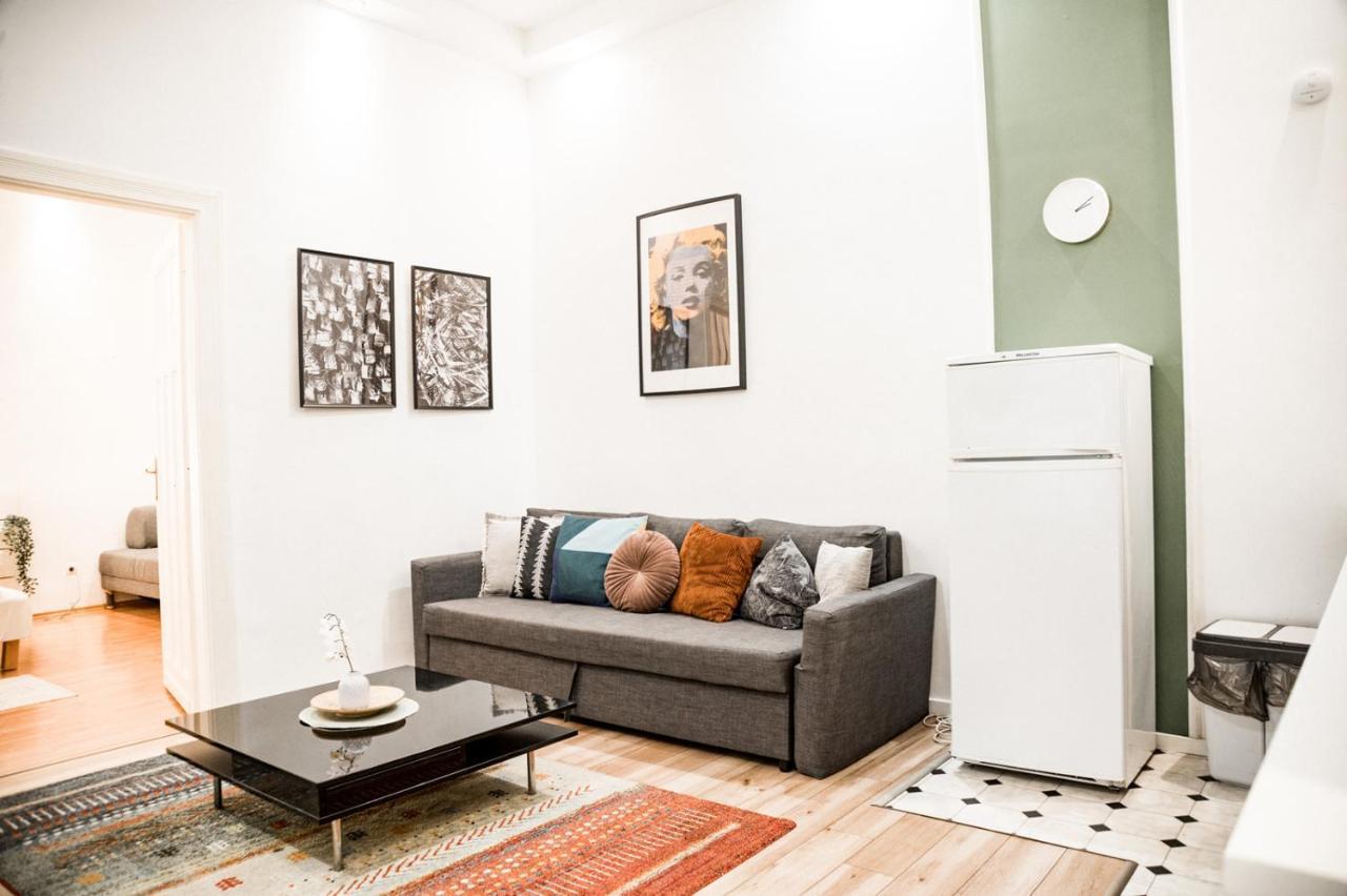 Stylish And Spacious ! Central Location Kazincy Netflix Budapest Esterno foto