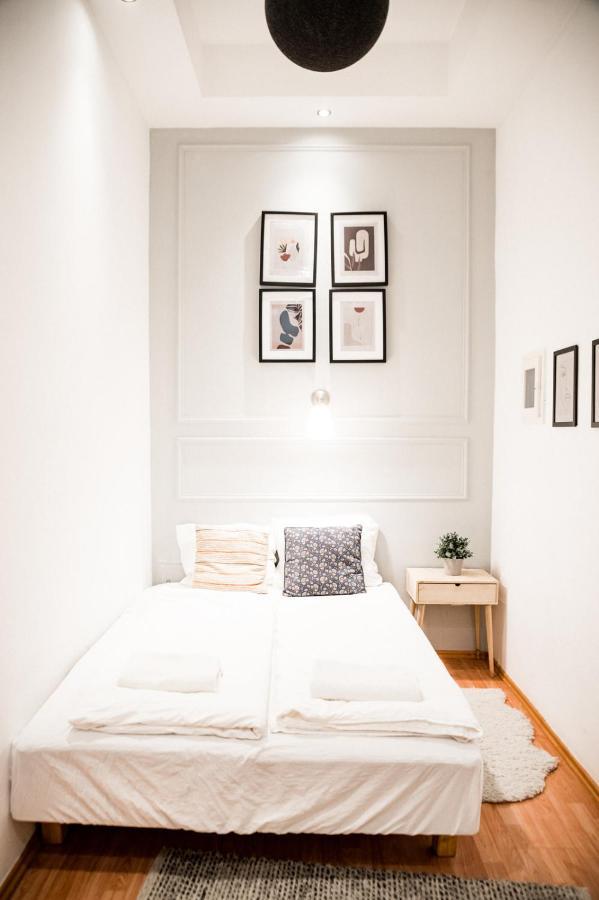 Stylish And Spacious ! Central Location Kazincy Netflix Budapest Esterno foto