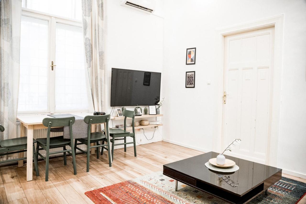 Stylish And Spacious ! Central Location Kazincy Netflix Budapest Esterno foto