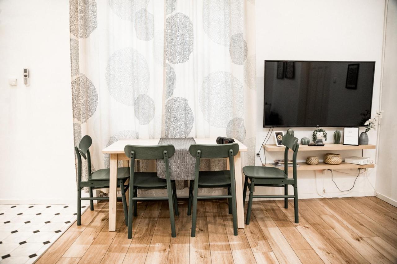 Stylish And Spacious ! Central Location Kazincy Netflix Budapest Esterno foto