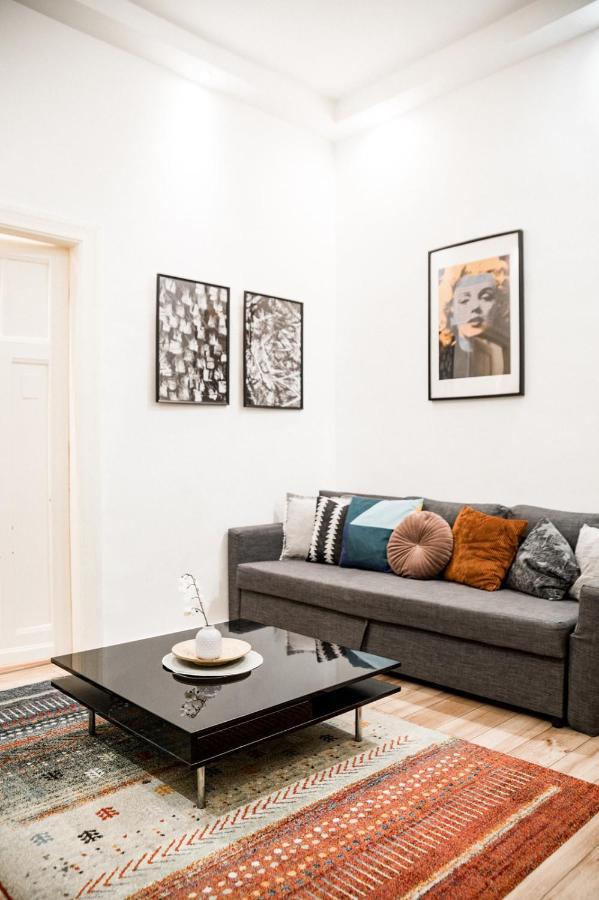 Stylish And Spacious ! Central Location Kazincy Netflix Budapest Esterno foto
